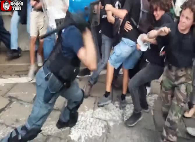 Video :Police in Italy beat up violent protesters